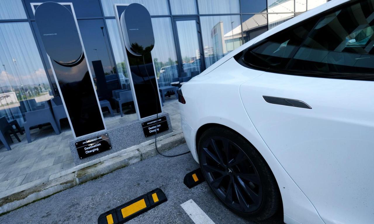 Hotel Hills Sarajevo Congress & Thermal Spa Resort Ilidža Exteriér fotografie Tesla Model S charging at a Supercharger station