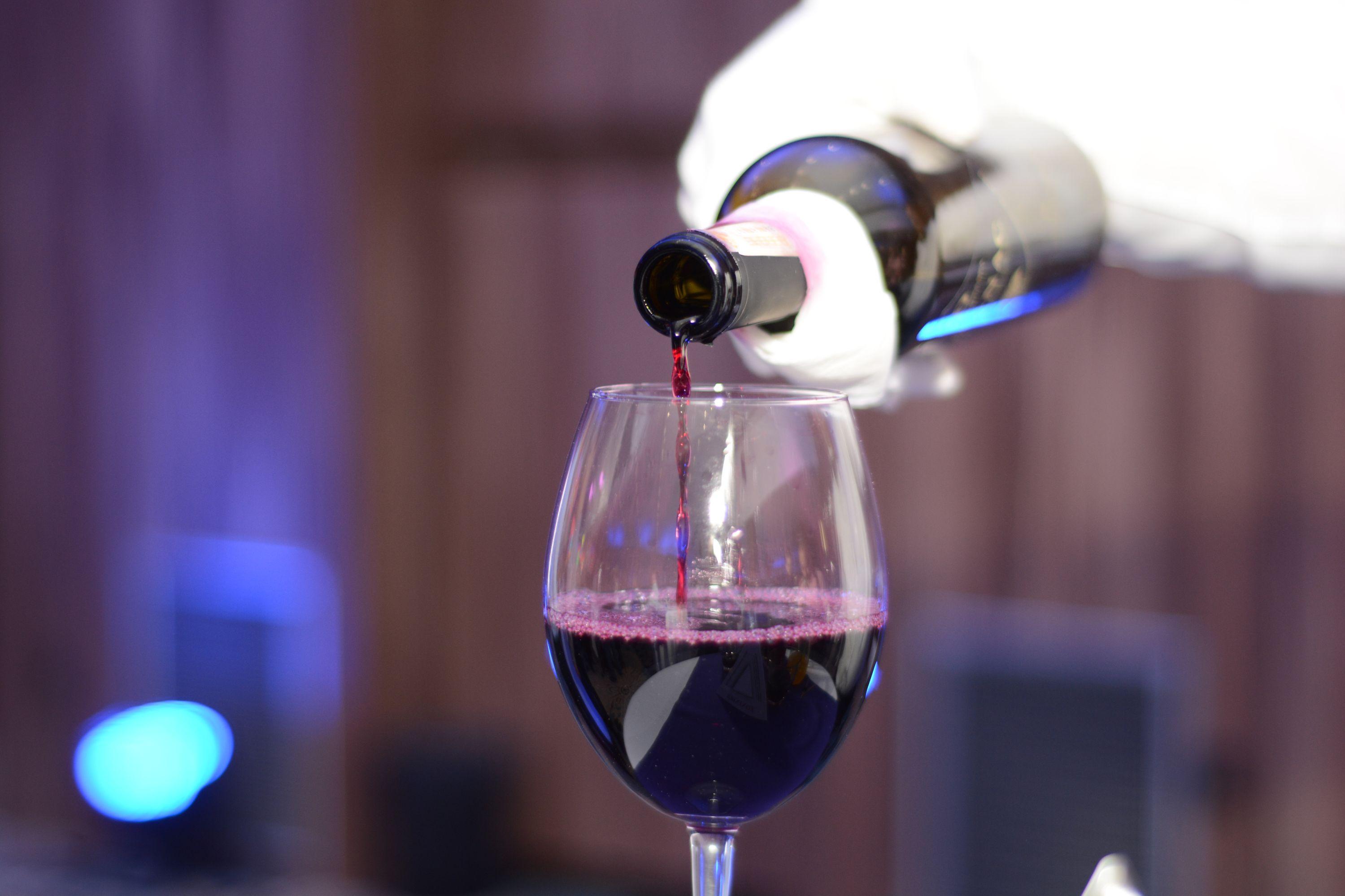 Hotel Hills Sarajevo Congress & Thermal Spa Resort Ilidža Exteriér fotografie Wine being poured