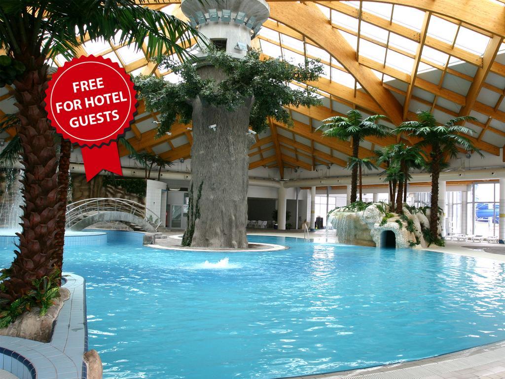 Hotel Hills Sarajevo Congress & Thermal Spa Resort Ilidža Exteriér fotografie The swimming pool at the hotel
